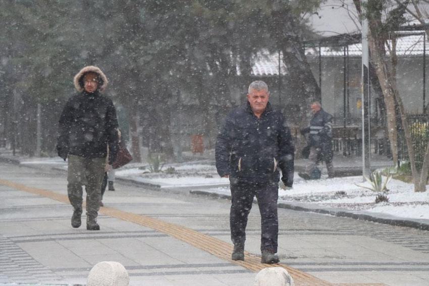 Lapa lapa kar yağışı ve sağanaklar kuvvetli geliyor! Meteoroloji İstanbul dahil birçok il için uyardı