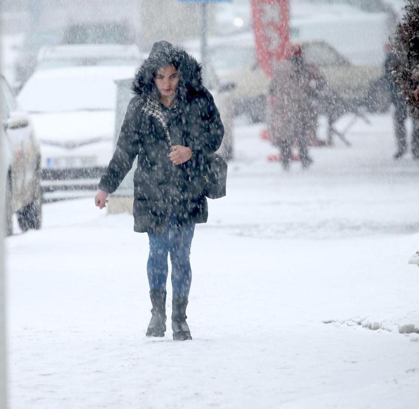 Lapa lapa kar yağışı ve sağanaklar kuvvetli geliyor! Meteoroloji İstanbul dahil birçok il için uyardı