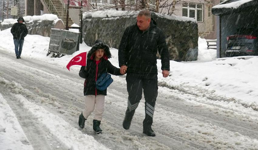 Lapa lapa kar yağışı ve sağanaklar kuvvetli geliyor! Meteoroloji İstanbul dahil birçok il için uyardı