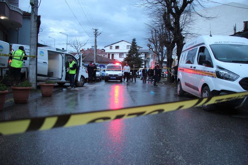 Sakarya'da emekli polis dehşet saçtı: Eşini ve MHP ilçe başkanını silahla vurarak öldürdü
