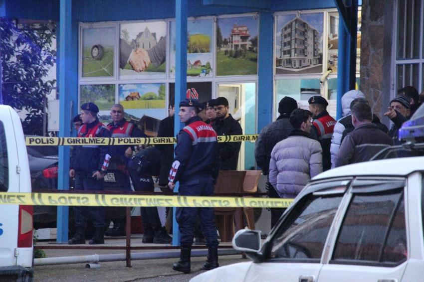 Sakarya'da emekli polis dehşet saçtı: Eşini ve MHP ilçe başkanını silahla vurarak öldürdü