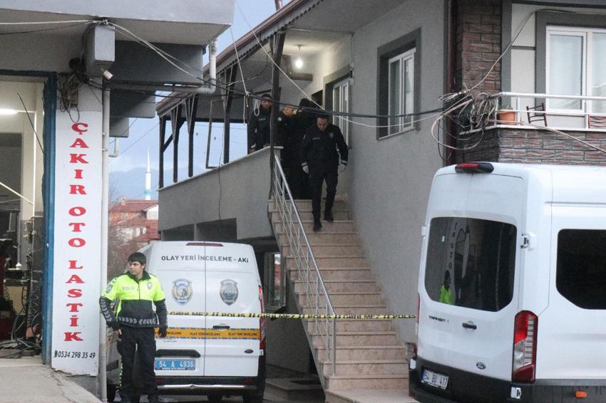 Sakarya'da emekli polis dehşet saçtı: Eşini ve MHP ilçe başkanını silahla vurarak öldürdü