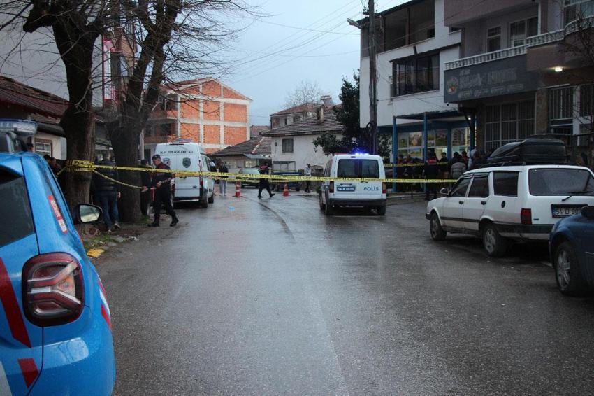 Sakarya'da emekli polis dehşet saçtı: Eşini ve MHP ilçe başkanını silahla vurarak öldürdü