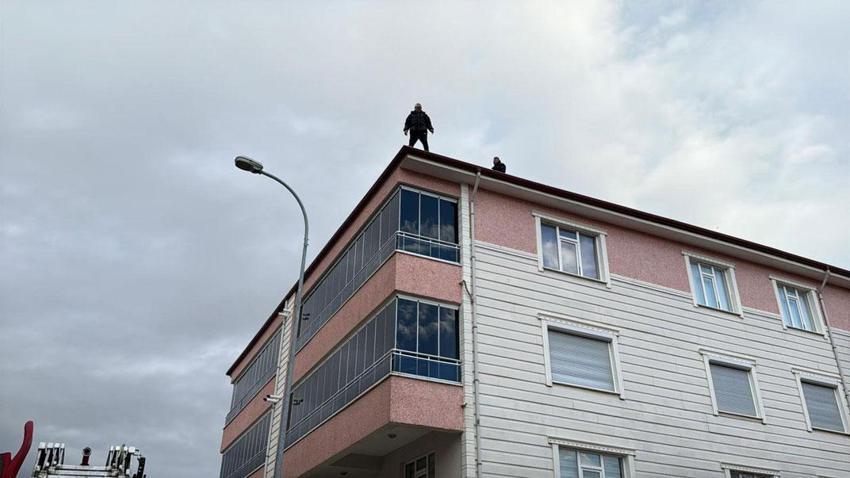 Dengesini kaybederek düşmek üzereyken son anda emniyet müdürü kurtardı