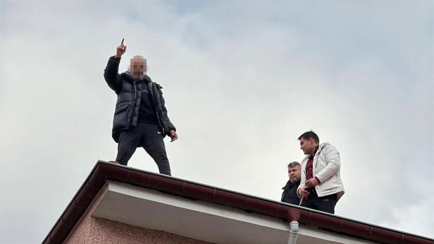 Dengesini kaybederek düşmek üzereyken son anda emniyet müdürü kurtardı
