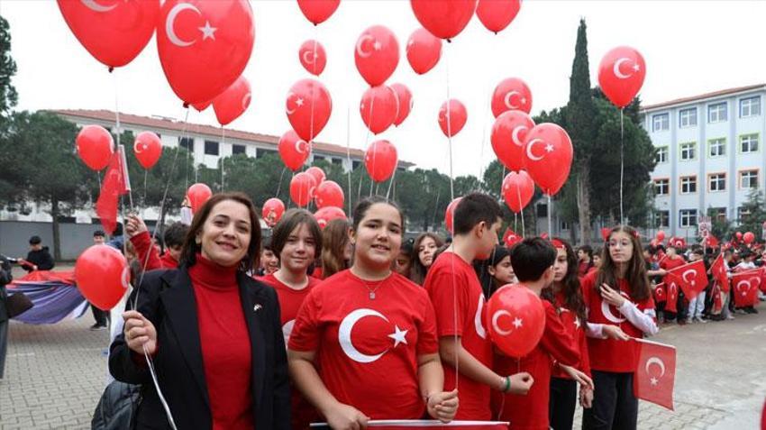 Sakarya Karasu'da sokaklar Türk bayraklarıyla kırmızı beyaza büründü