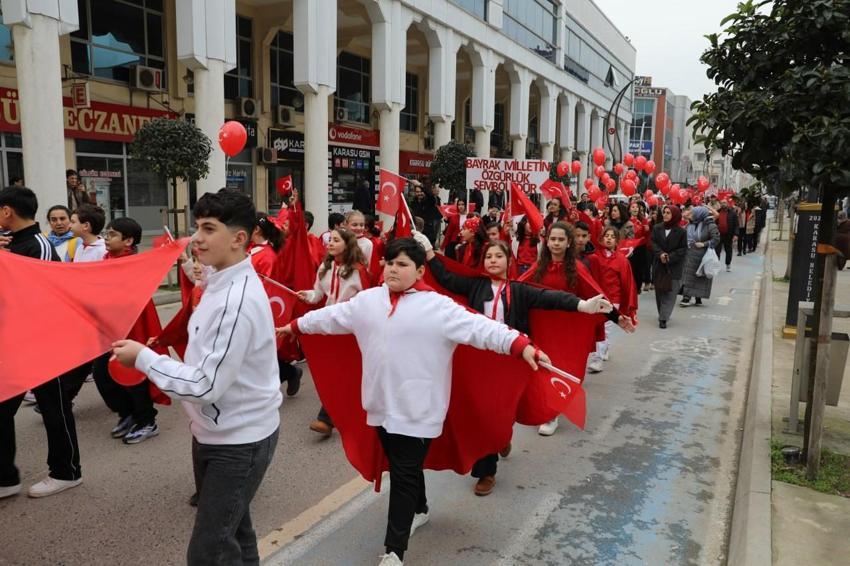 Sakarya Karasu'da sokaklar Türk bayraklarıyla kırmızı beyaza büründü