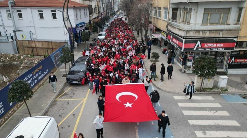 Sakarya Karasu'da sokaklar Türk bayraklarıyla kırmızı beyaza büründü