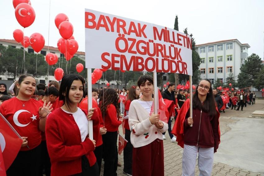 Sakarya Karasu'da sokaklar Türk bayraklarıyla kırmızı beyaza büründü