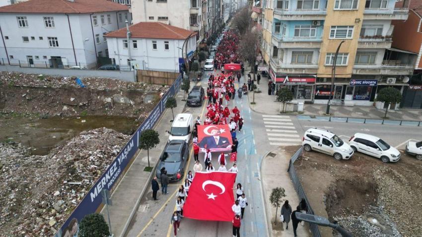 Sakarya Karasu'da sokaklar Türk bayraklarıyla kırmızı beyaza büründü