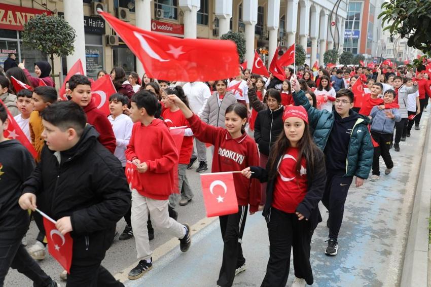 Sakarya Karasu'da sokaklar Türk bayraklarıyla kırmızı beyaza büründü