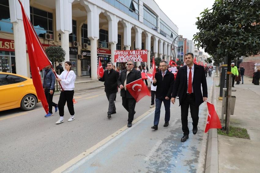 Sakarya Karasu'da sokaklar Türk bayraklarıyla kırmızı beyaza büründü