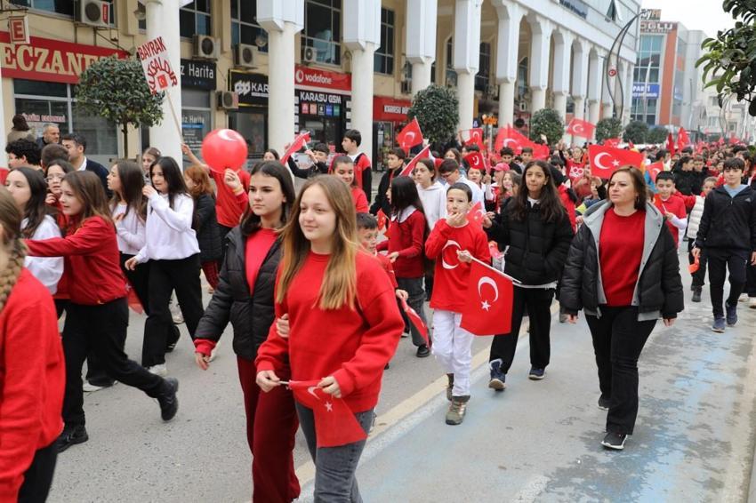Sakarya Karasu'da sokaklar Türk bayraklarıyla kırmızı beyaza büründü