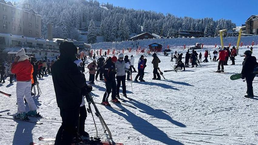 Uludağ'da sömestir rekoru! 15 günde 230 bin kişi akın etti, gişeler kilitlendi
