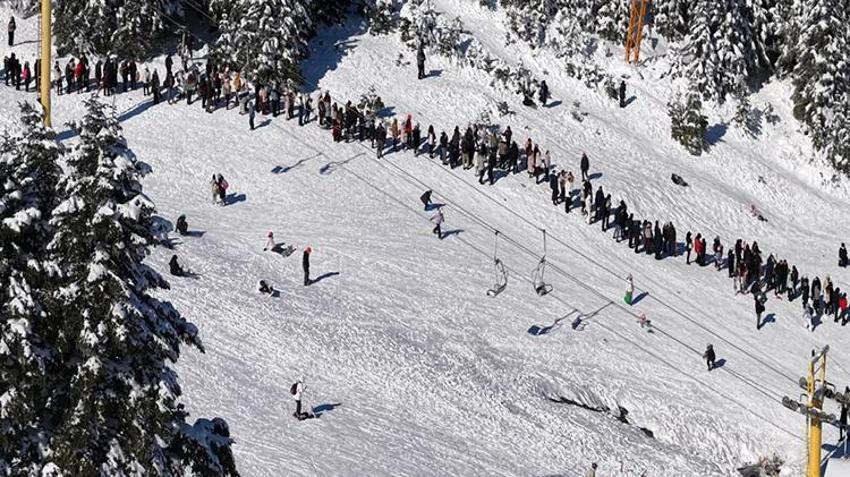 Uludağ'da sömestir rekoru! 15 günde 230 bin kişi akın etti, gişeler kilitlendi