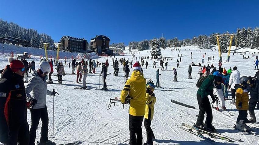 Uludağ'da sömestir rekoru! 15 günde 230 bin kişi akın etti, gişeler kilitlendi