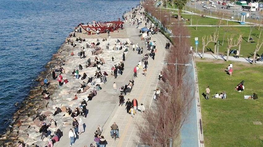 Yağışların ardından güneşli havayı gören vatandaşlar sahile akın etti