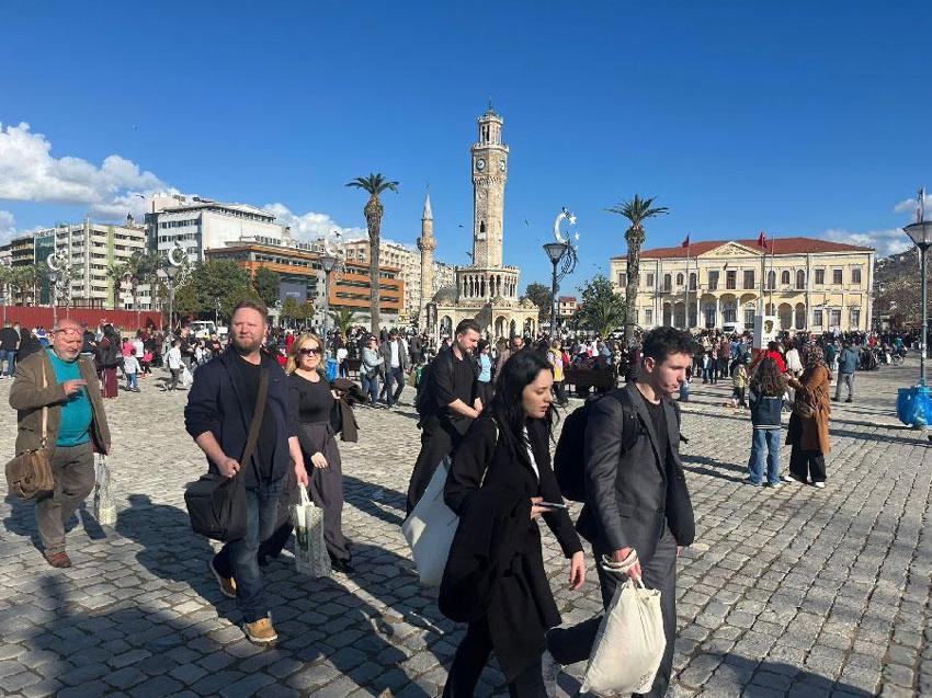 Yağışların ardından güneşli havayı gören vatandaşlar sahile akın etti