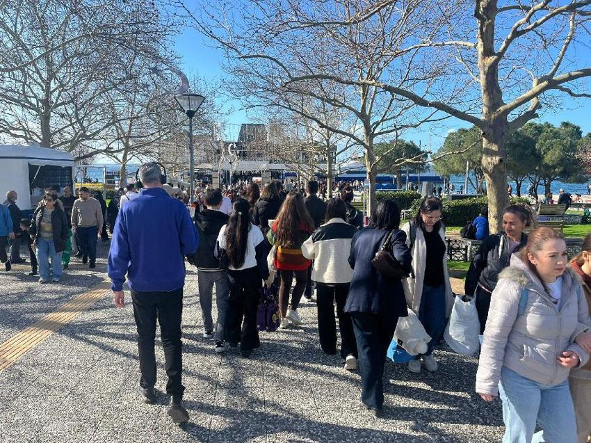 Yağışların ardından güneşli havayı gören vatandaşlar sahile akın etti