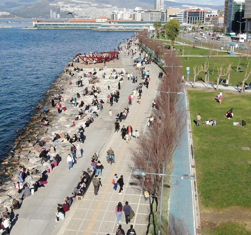 Yağışların ardından güneşli havayı gören vatandaşlar sahile akın etti