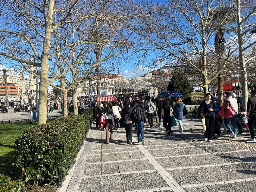 Yağışların ardından güneşli havayı gören vatandaşlar sahile akın etti