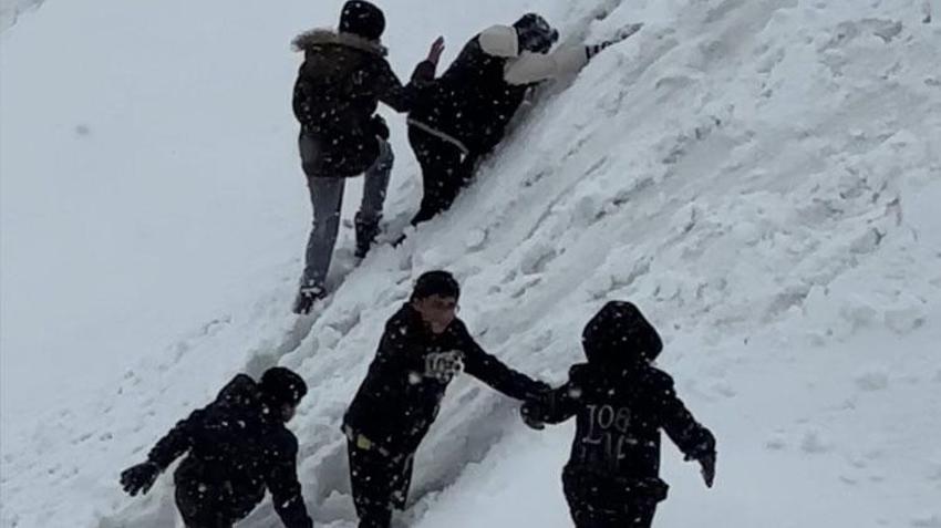 Hakkari Yüksekova'da tepsiler kızak oldu, karlı yamaçlar oyun alanına dönüştü