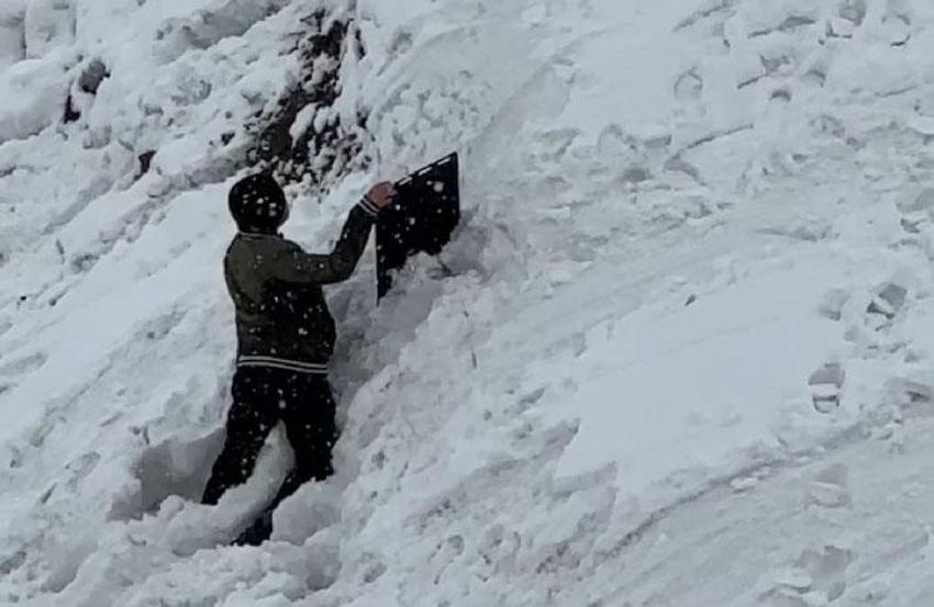 Hakkari Yüksekova'da tepsiler kızak oldu, karlı yamaçlar oyun alanına dönüştü