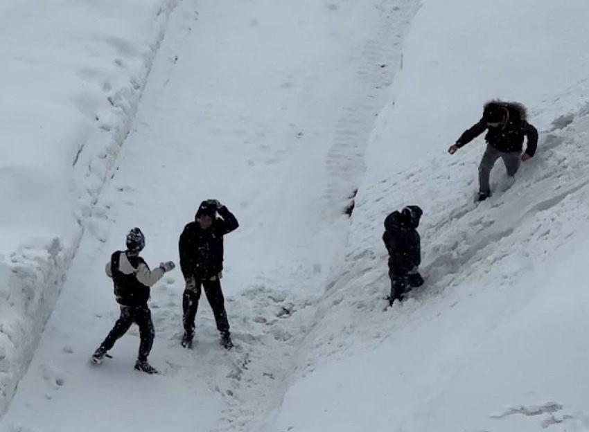 Hakkari Yüksekova'da tepsiler kızak oldu, karlı yamaçlar oyun alanına dönüştü