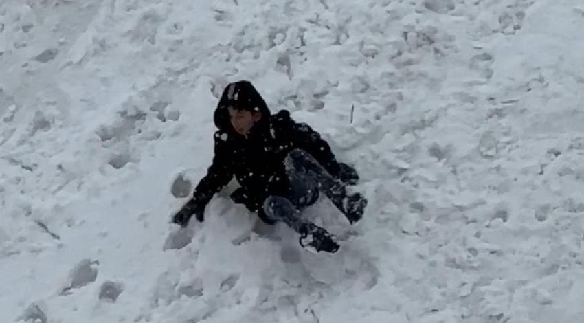 Hakkari Yüksekova'da tepsiler kızak oldu, karlı yamaçlar oyun alanına dönüştü