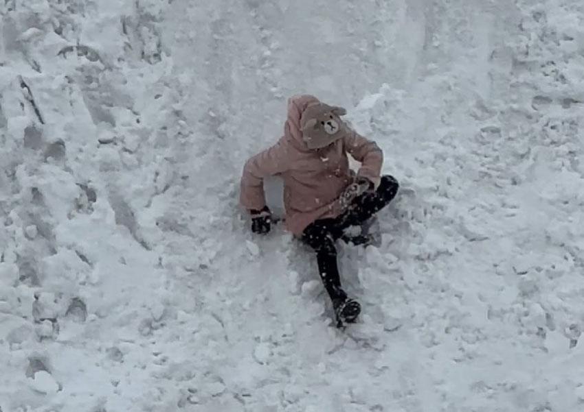 Hakkari Yüksekova'da tepsiler kızak oldu, karlı yamaçlar oyun alanına dönüştü