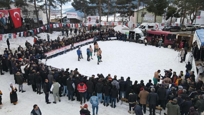 Artvin Veliköy'de 300 yıllık gelenek kar üstünde böyle yaşatılıyor