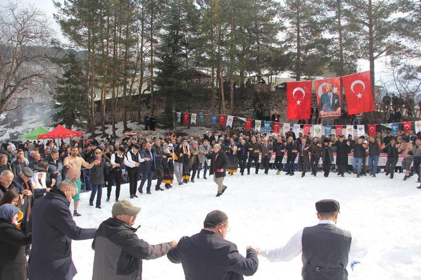 Artvin Veliköy'de 300 yıllık gelenek kar üstünde böyle yaşatılıyor