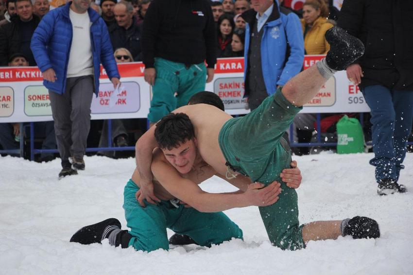 Artvin Veliköy'de 300 yıllık gelenek kar üstünde böyle yaşatılıyor