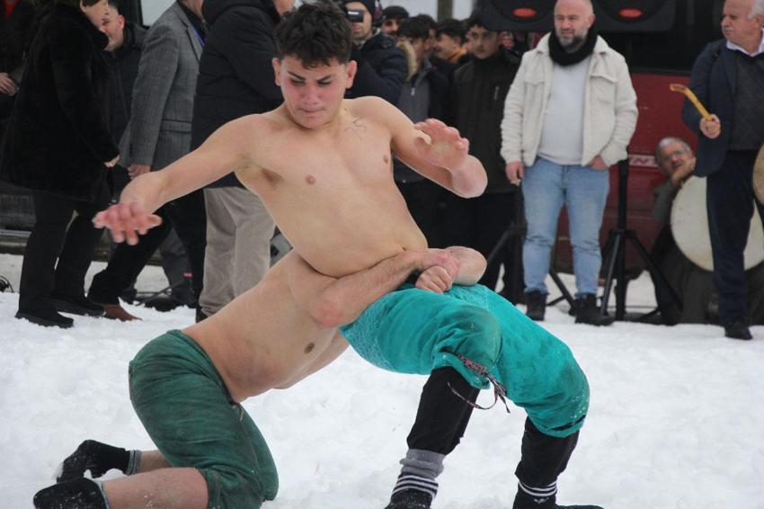 Artvin Veliköy'de 300 yıllık gelenek kar üstünde böyle yaşatılıyor