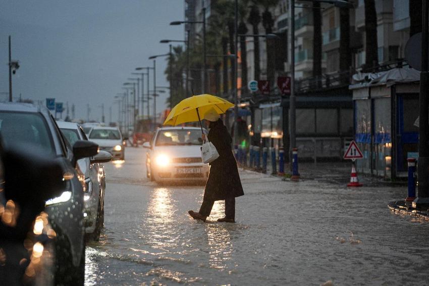 Kar yağışı, sağanak ve fırtına kuvvetli geliyor! Meteoroloji su baskını, yıldırım ve hortum karşı uyardı