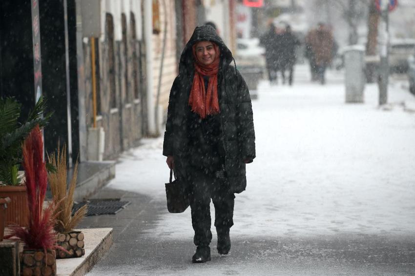 Kar yağışı, sağanak ve fırtına kuvvetli geliyor! Meteoroloji su baskını, yıldırım ve hortum karşı uyardı