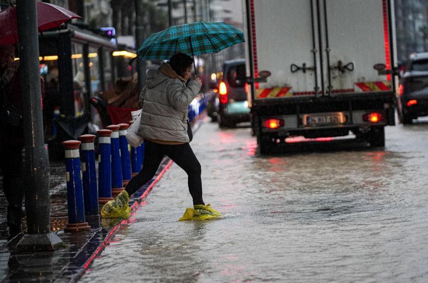 Kar yağışı, sağanak ve fırtına kuvvetli geliyor! Meteoroloji su baskını, yıldırım ve hortum karşı uyardı