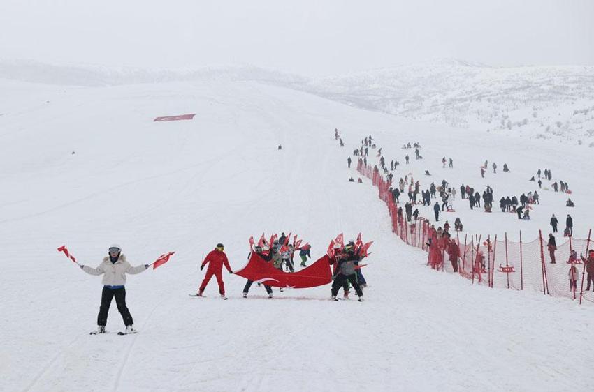 Muş’ta Sporla Isınan Gençlik! Şehirde Kar Festivali renkli görüntülere sahne oldu