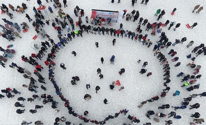 Muş’ta Sporla Isınan Gençlik! Şehirde Kar Festivali renkli görüntülere sahne oldu