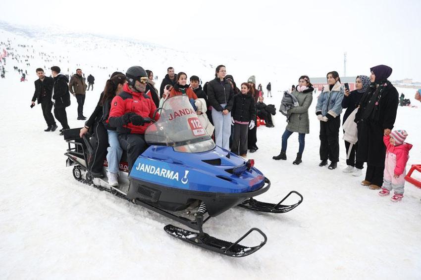 Muş’ta Sporla Isınan Gençlik! Şehirde Kar Festivali renkli görüntülere sahne oldu