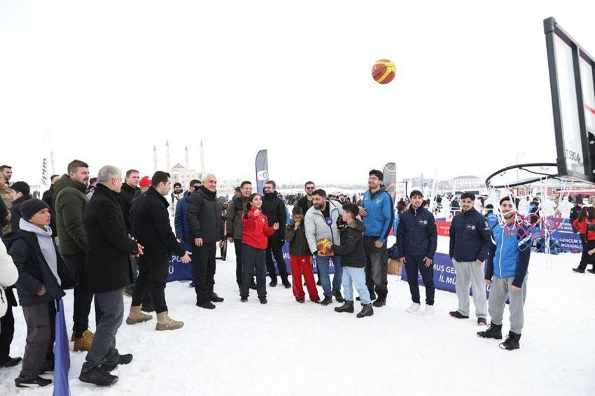 Muş’ta Sporla Isınan Gençlik! Şehirde Kar Festivali renkli görüntülere sahne oldu