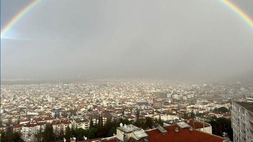 Bursa'da görsel şölen! Dev gökkuşağı kenti 'kar küresine' çevirdi