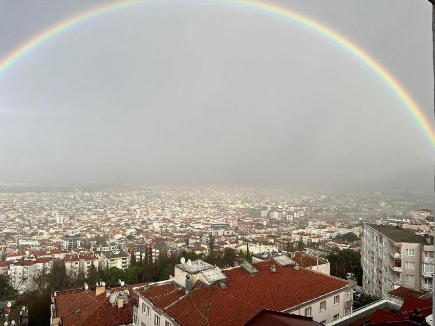 Bursa'da görsel şölen! Dev gökkuşağı kenti 'kar küresine' çevirdi