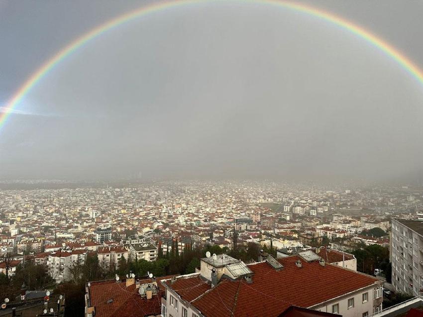 Bursa'da görsel şölen! Dev gökkuşağı kenti 'kar küresine' çevirdi