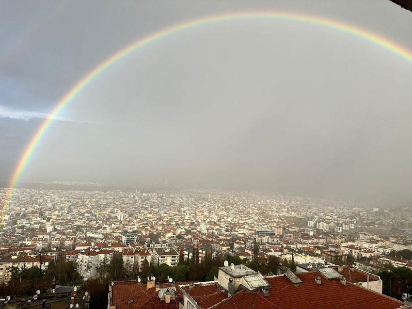 Bursa'da görsel şölen! Dev gökkuşağı kenti 'kar küresine' çevirdi