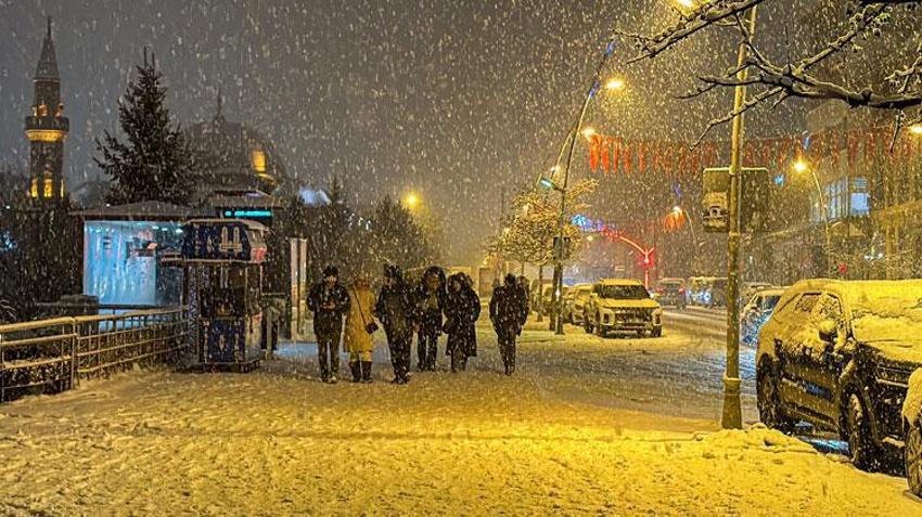 Erzurum'da kar yağışı kent merkezinde etkili oluyor