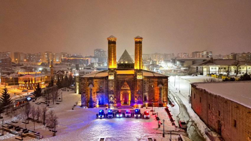 Erzurum'da kar yağışı kent merkezinde etkili oluyor