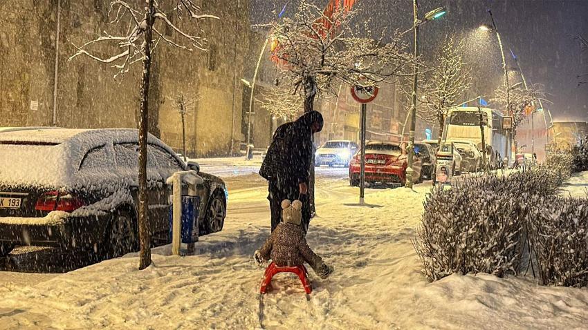 Erzurum'da kar yağışı kent merkezinde etkili oluyor