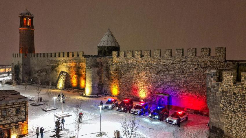 Erzurum'da kar yağışı kent merkezinde etkili oluyor