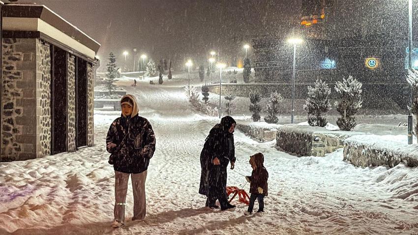Erzurum'da kar yağışı kent merkezinde etkili oluyor